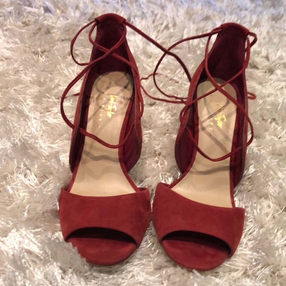 Red Heels 👠 - Picture 2 of 5